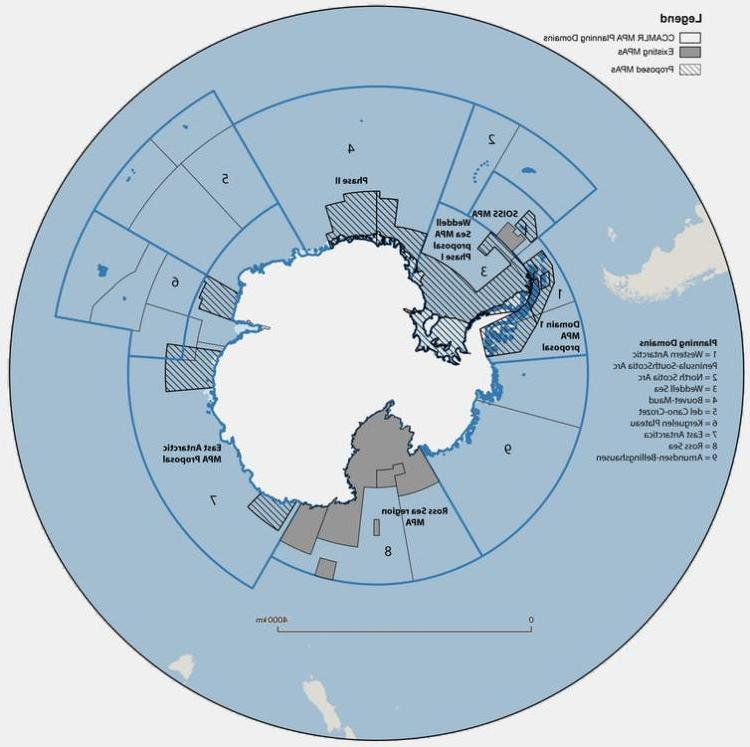 CCAMLR的两个已建立的海洋保护区(灰色部分)是南奥克尼群岛南部大陆架海洋保护区和罗斯海地区海洋保护区. 三个拟议的海洋保护区(散列)包括东南极、第1区和威德尔海提案. C. 布鲁克斯，CC BY-ND