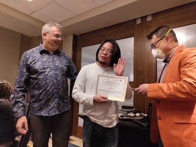 Suibi Che-Chuan Weng receives his award certificate