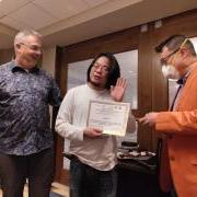 Suibi Che-Chuan Weng receives his award certificate 