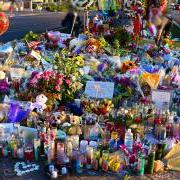 A memorial in Las Vegas, 用鲜花, 气球, 照片和蜡烛, to honor victims of a mass shooting.