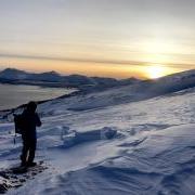 Center for Environmental Journalism Director Tom Yulsman walks across the snowy fields of Tromsø, 挪威, during the 2020 Arctic Frontiers Conference. 一位资深的气候科学记者, Yulsman is the former editor-in-chief of EARTH Magazine and currently writes Discover Magazine’s ImaGeo blog. (图片来源:Gregory K. Ramirez, Department of Journalism master’s student)