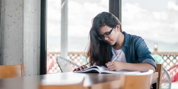 女学生在桌子上看书