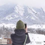 学生正在拍雪景中的熨斗