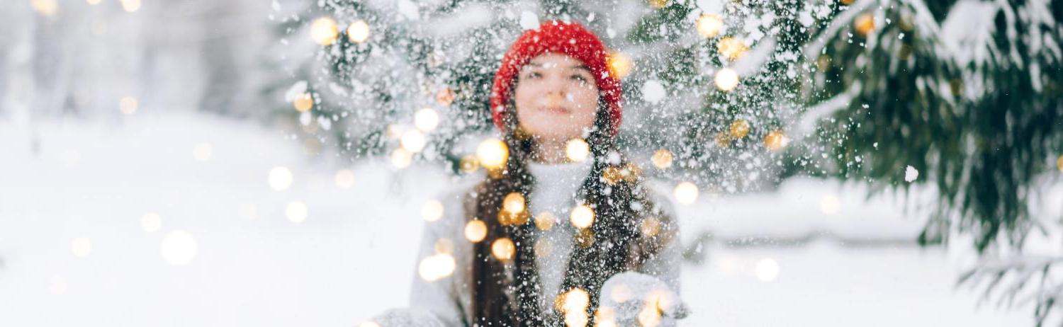 图为一名学生用闪烁的灯光向空中抛雪.