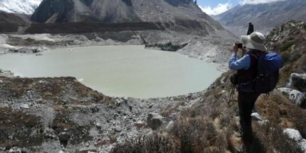 奥尔顿·拜尔斯拍摄了在尼泊尔东部Kangchenjunga冰川终点附近形成的冰川湖. Shristi Karki摄.