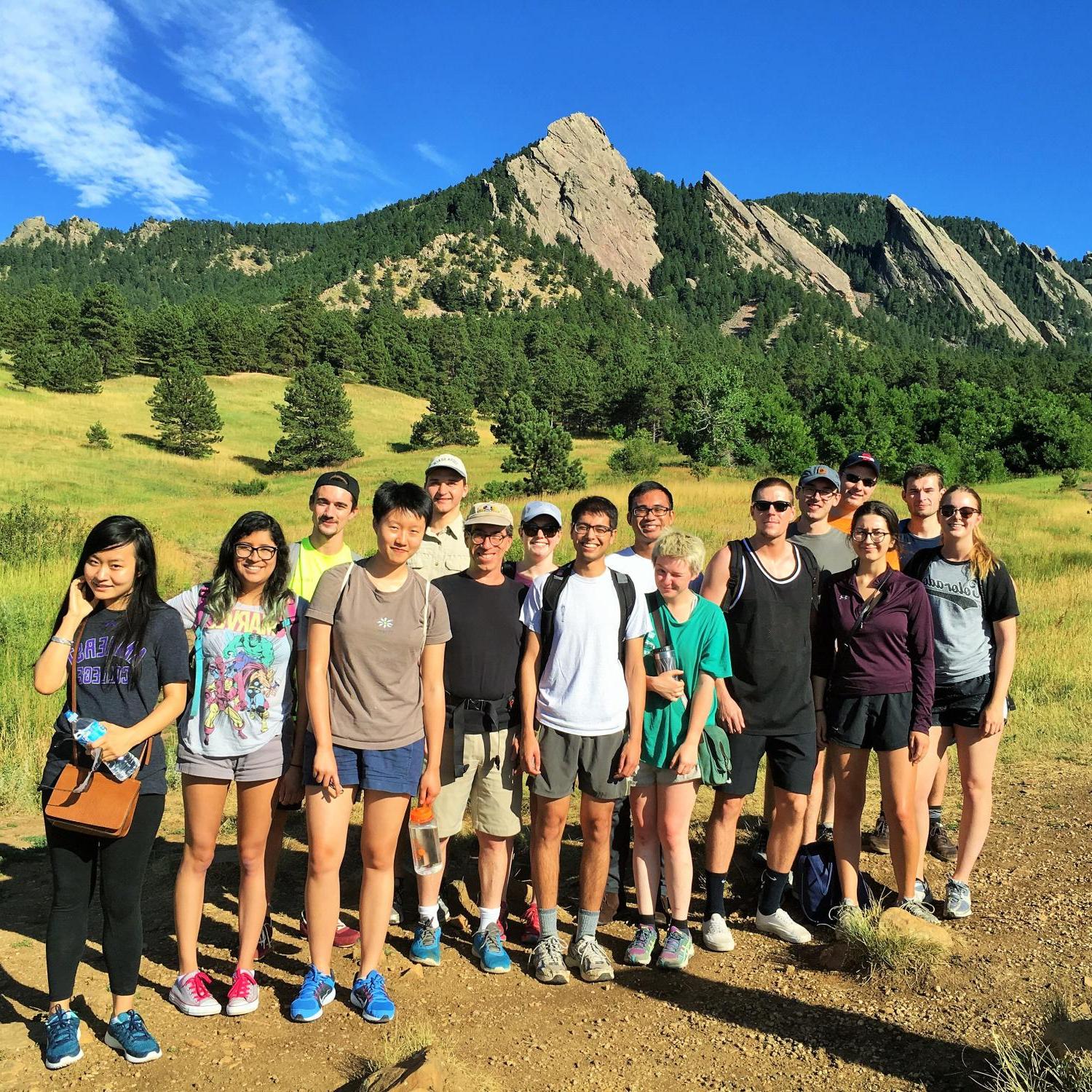 与2016年夏季研讨会的参与者在科罗拉多大学校园附近的山麓徒步旅行