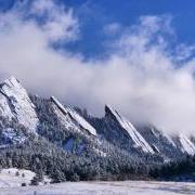 白雪覆盖的平坦铁山