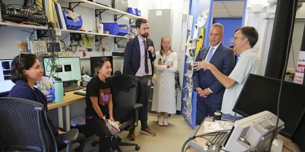 Don Graves visits Eric Cornell and researchers in his lab