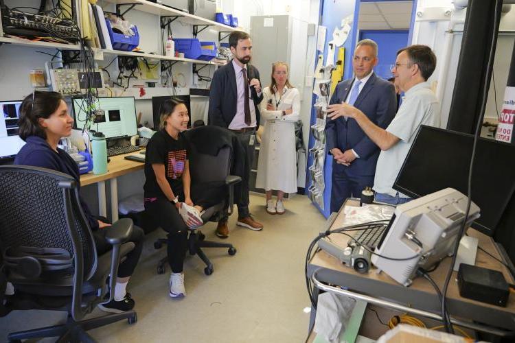 Don Graves visits Eric Cornell and researchers in his lab