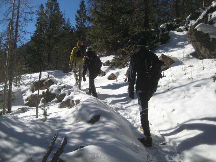 人们在雪地里徒步旅行