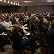 Hundreds of professionals sit in attendance at the 2023 业务 Economic Outlook Forum