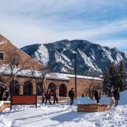 下雪天，UMC外的校园社区成员