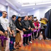 Colorado 政府. Jared城邦, Chip the buffalo mascot and several campus affiliates cut the ribbon at the gaming center grand opening